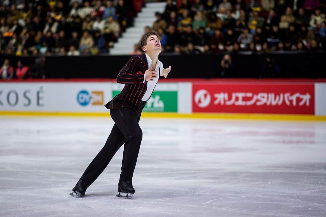 ISUグランプリシリーズのインスタグラム：「📝 Working as a medical doctor while competing on the international stage in figure skating is hardly a common thing, but Valtter Virtanen 🇫🇮 manages to combine both! How does he do it?⁣ Read more from our feature story from the link in our bio! ⁣ ⁣ #FigureSkating」