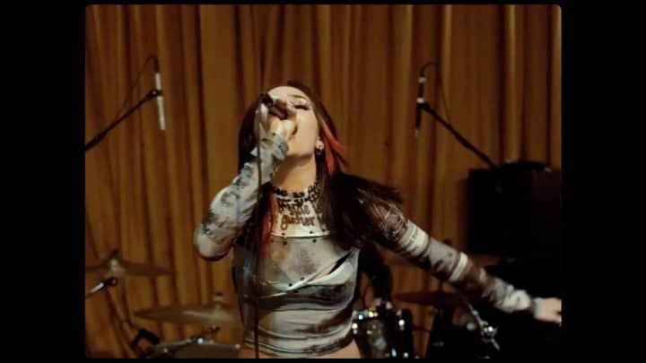 マギー・リンデマンのインスタグラム：「CRASH AND BURN LIVE PERFORMANCE !! link in bio for the full video 🖤」