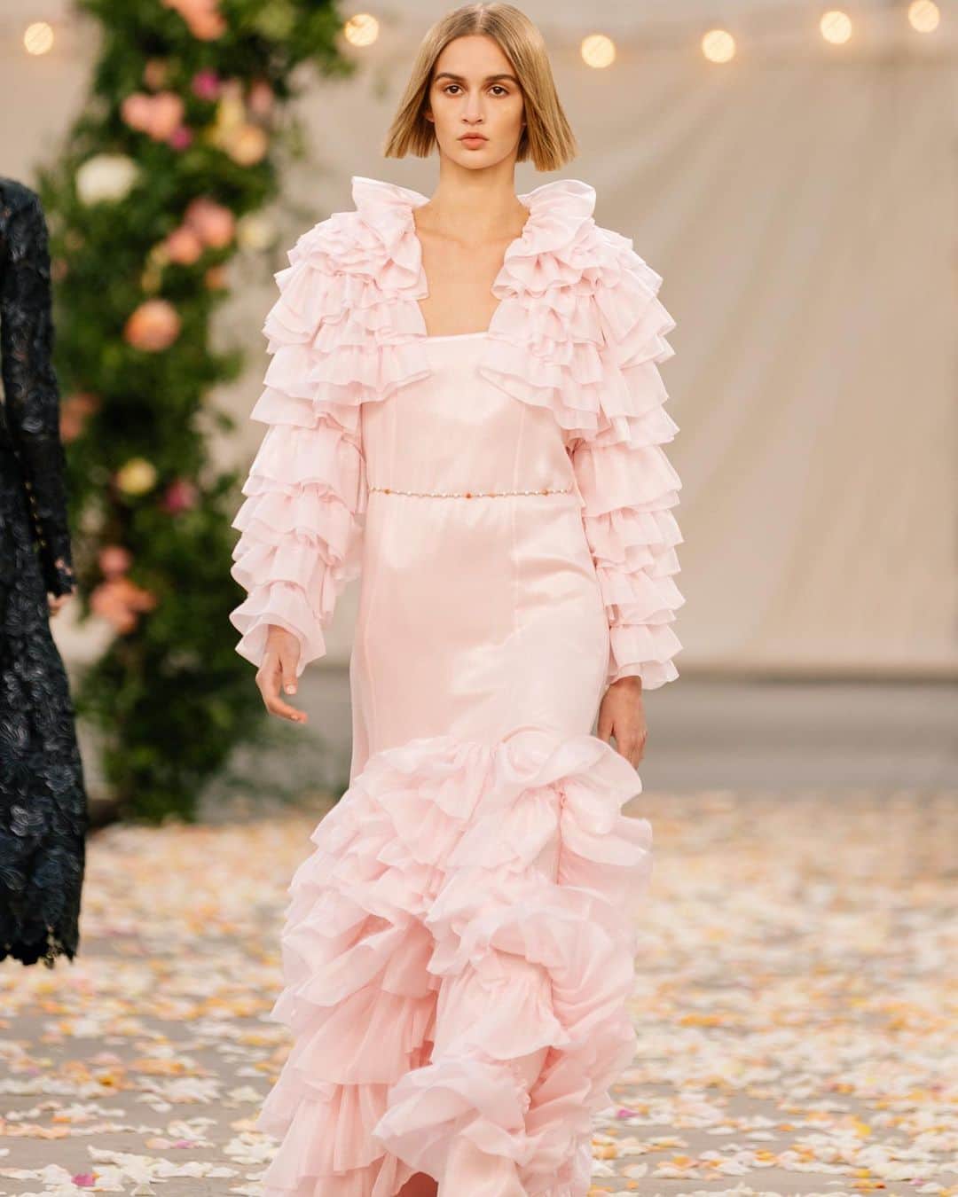 ELLE Magazineさんのインスタグラム写真 - (ELLE MagazineInstagram)「@chanelofficial presented a romantic spring awakening for its haute couture show at the Grand Palais in Paris. The collection was a playful assortment of soft tweed sets, party dresses adorned with tulle bustles, and a couture plea for the return of flower crowns. It also showcased a soft color palette vaguely reminiscent of #Bridgerton (or more likely, Bridgerton wishes it was Chanel couture). Click the link in bio for the full show review.」1月27日 6時19分 - elleusa
