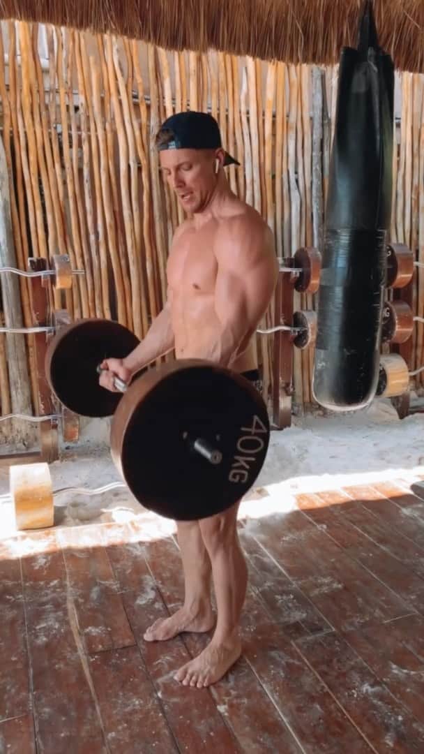 スティーブ・クックのインスタグラム：「Take me back to Tulum-Give me the sun, sand, a pump and a little dancing!  1️⃣.Barbell reverse curls 10,8,6 2️⃣.DB concentration curl 12/10/8 3️⃣.DB single arm 8,6,6,4 4️⃣.Bar curls drop sets」