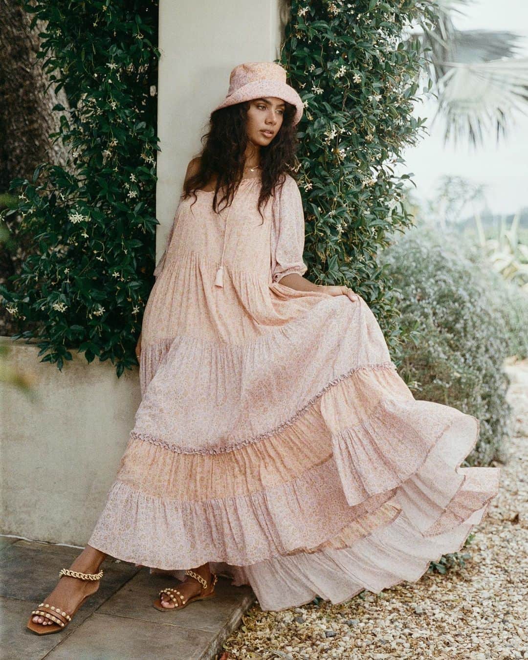 SPELLさんのインスタグラム写真 - (SPELLInstagram)「The hero gown of our Sundown collection ~ inspired by sunset hues, this floaty dress crafted from our LENZING™ ECOVERO™ and organic cotton ♡ two colourways are spliced together in cascading tiers 🌸 as seen on @tamika_fawcett paired with our Spell x @lackofcoloraus Rae Bucket Hat 🎞 @ming_nomchong_photo releasing this morning at 10am AEDT」1月27日 6時22分 - spell