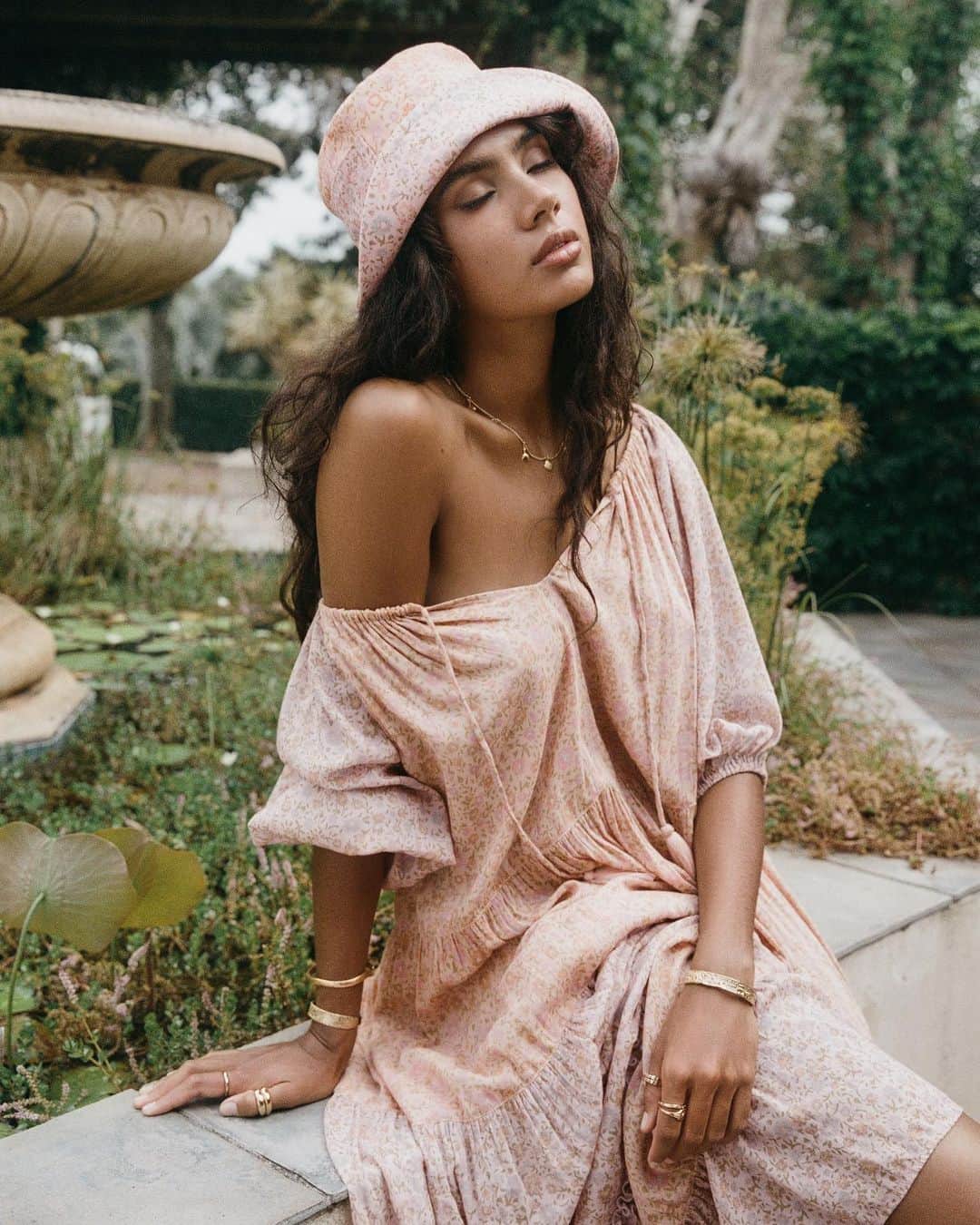SPELLさんのインスタグラム写真 - (SPELLInstagram)「The hero gown of our Sundown collection ~ inspired by sunset hues, this floaty dress crafted from our LENZING™ ECOVERO™ and organic cotton ♡ two colourways are spliced together in cascading tiers 🌸 as seen on @tamika_fawcett paired with our Spell x @lackofcoloraus Rae Bucket Hat 🎞 @ming_nomchong_photo releasing this morning at 10am AEDT」1月27日 6時22分 - spell