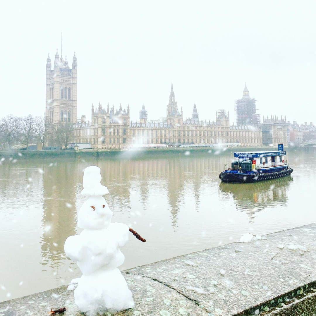 渡辺枝里子さんのインスタグラム写真 - (渡辺枝里子Instagram)「【ゆきだるま🙃⛄️❄️🇬🇧】  どこにいてもどんな境遇でも、自分の気持ち次第。  何事も楽しむ前向きな気持ちを思い出させてもらった、そんな雪の日😌 * * * * * #london #uk #snowman #snow #winter #parliament  #londondiaries #londonlife  #ロンドン　#イギリス　#雪　#冬　#雪だるま #国会議事堂　#散歩 #渡辺枝里子 #ロンドン日記　#海外　#ロンドンライフ #海外生活」1月27日 6時26分 - eriko_watanabe_21