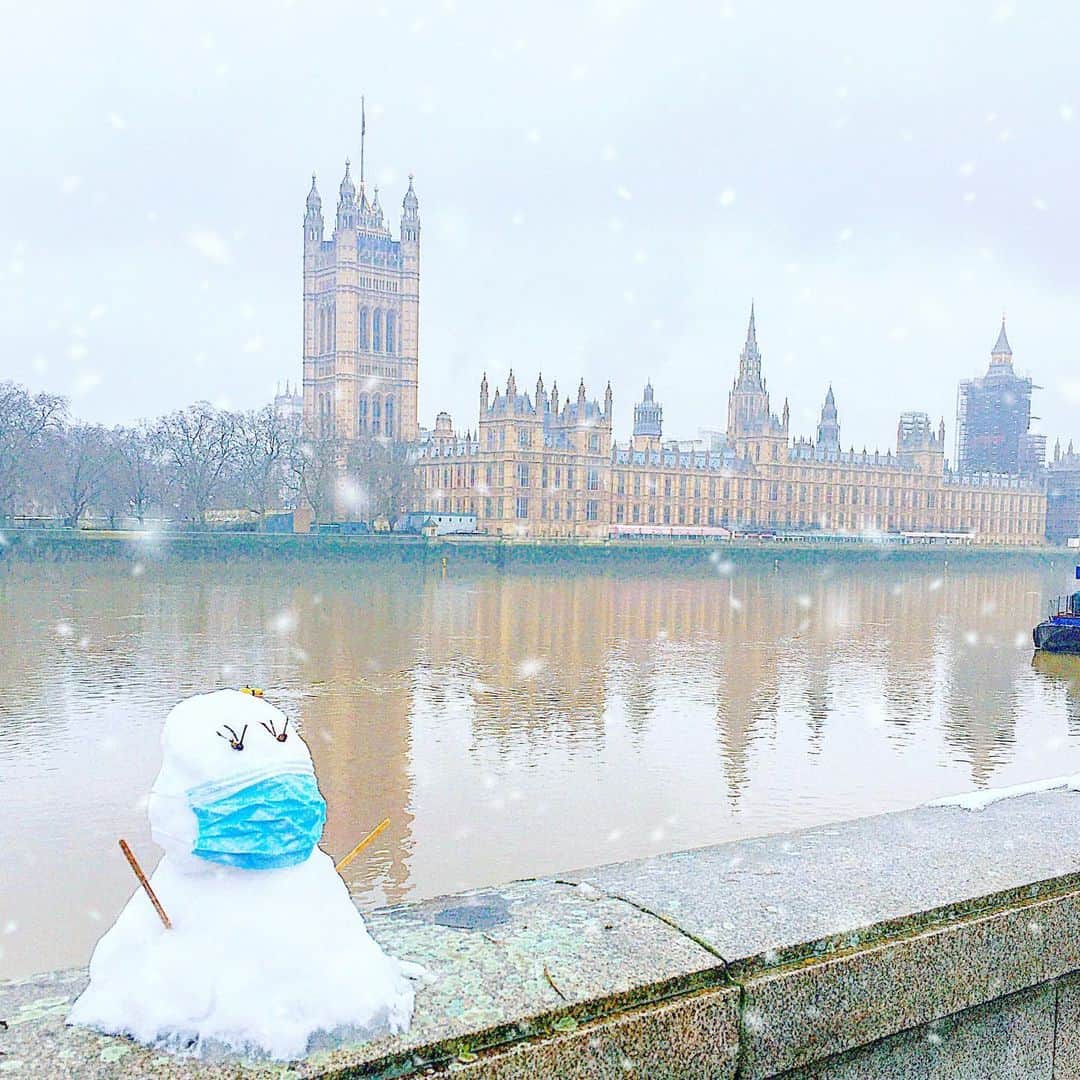 渡辺枝里子のインスタグラム：「【ゆきだるま🙃⛄️❄️🇬🇧】  どこにいてもどんな境遇でも、自分の気持ち次第。  何事も楽しむ前向きな気持ちを思い出させてもらった、そんな雪の日😌 * * * * * #london #uk #snowman #snow #winter #parliament  #londondiaries #londonlife  #ロンドン　#イギリス　#雪　#冬　#雪だるま #国会議事堂　#散歩 #渡辺枝里子 #ロンドン日記　#海外　#ロンドンライフ #海外生活」