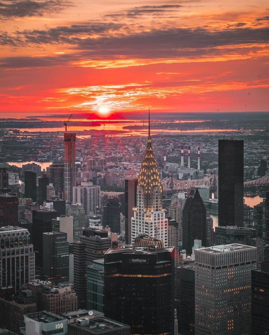 Empire State Buildingのインスタグラム：「Nothing sweeter than sunrise 💕⁠ ⠀⠀⠀⠀⠀⠀⠀⠀⠀⁠ Gift your sweetheart something extra special this Valentine’s Day with our exclusive sunrise experience. #ESBSunrise⁠ ⠀⠀⠀⠀⠀⠀⠀⠀⠀⁠ 📷: @212sid #EmpireStateBuilding⁠」