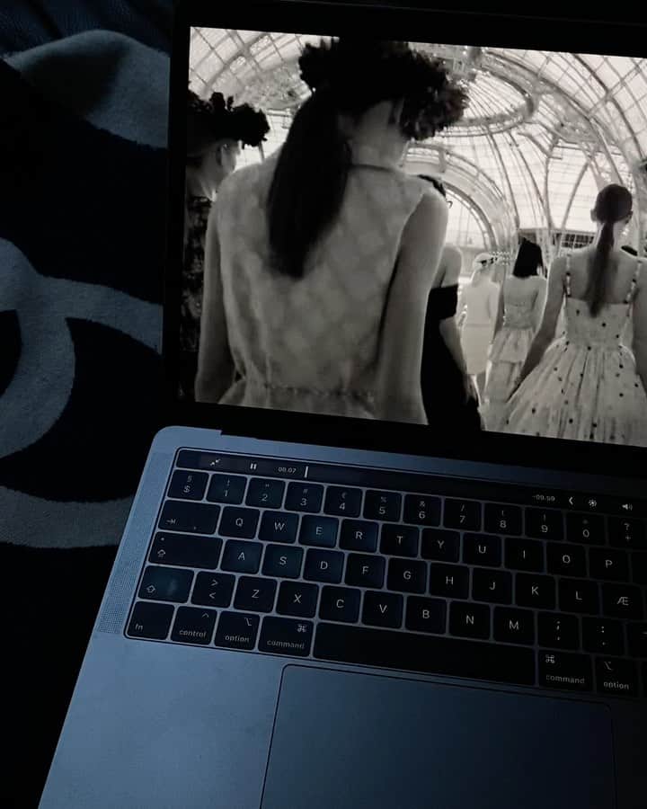 ペニーレ・タイスベックのインスタグラム：「A Dream🖤🤍#chanelhautecouture」