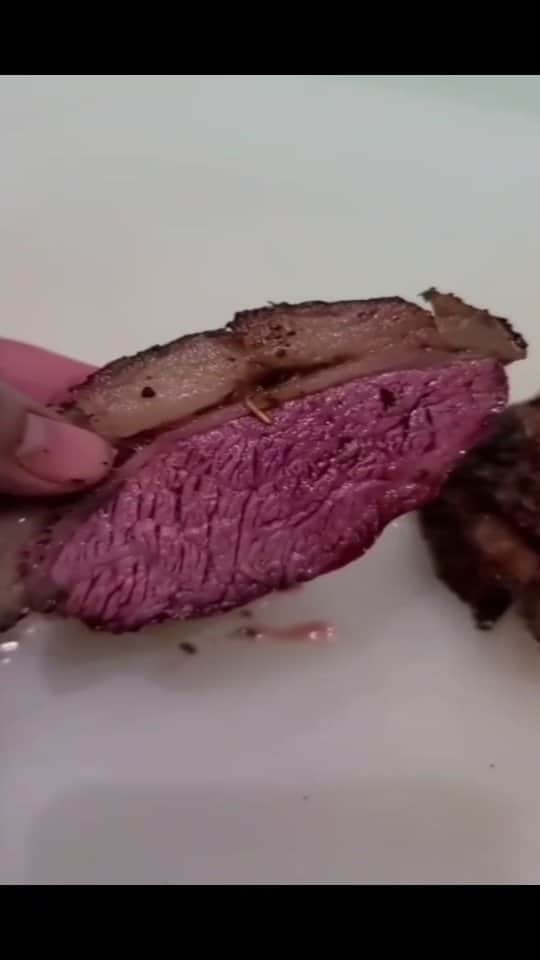 Cesar Gonzalez Cocineroのインスタグラム：「🔥Punta Trasera al Grill🔥  Ingredientes (para 1 Picanha): Sal para frotar la Carne antes del Adobo  Adobo:  3 dientes de Ajo machacados o rayados ½ cdta de Tomillo ½ cdta de Romero ½ cdta de Paprika o Pimentón molido ½ cdta de Pimienta recién molida 2 cdas de Aceite de Oliva  ❤Recuerda Compartir el vídeo, dejar tu Comentario y Like si te gustó.  Mezclamos bien el Adobo, frotamos la Carne por ambos lados con él y la dejamos reposar 20 minutos antes de llevar al Grill.   Luego, llevar al Grill a fuego indirecto entre 350 a 400°F por 1 hora para el termino del vídeo (RECOMENDADO) o 20 minutos más para bien cocida.  👉Todo lo encuentras en @Meattowndist  #puntatrasera #picanha」