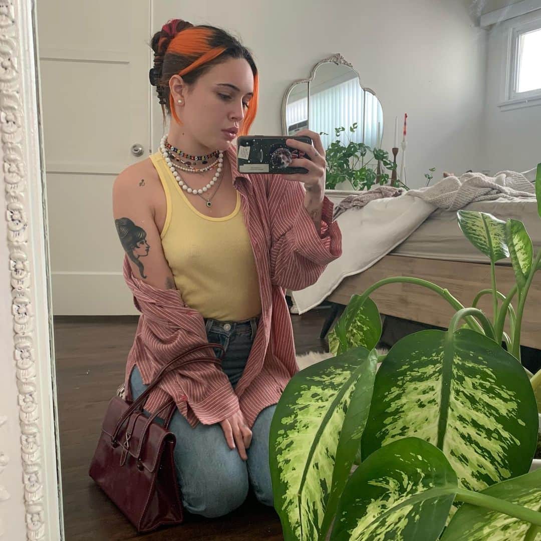 ビー・ミラーのインスタグラム：「i got dressed just to go get a covid test who knows maybe i’ll meet the love of my life while we simultaneously get deep throated by a cotton swab」