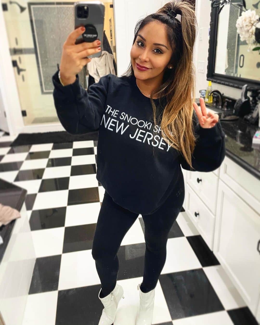 ニコール・ ポリッツィのインスタグラム：「RESTOCKED 🖤 @thesnookishop」