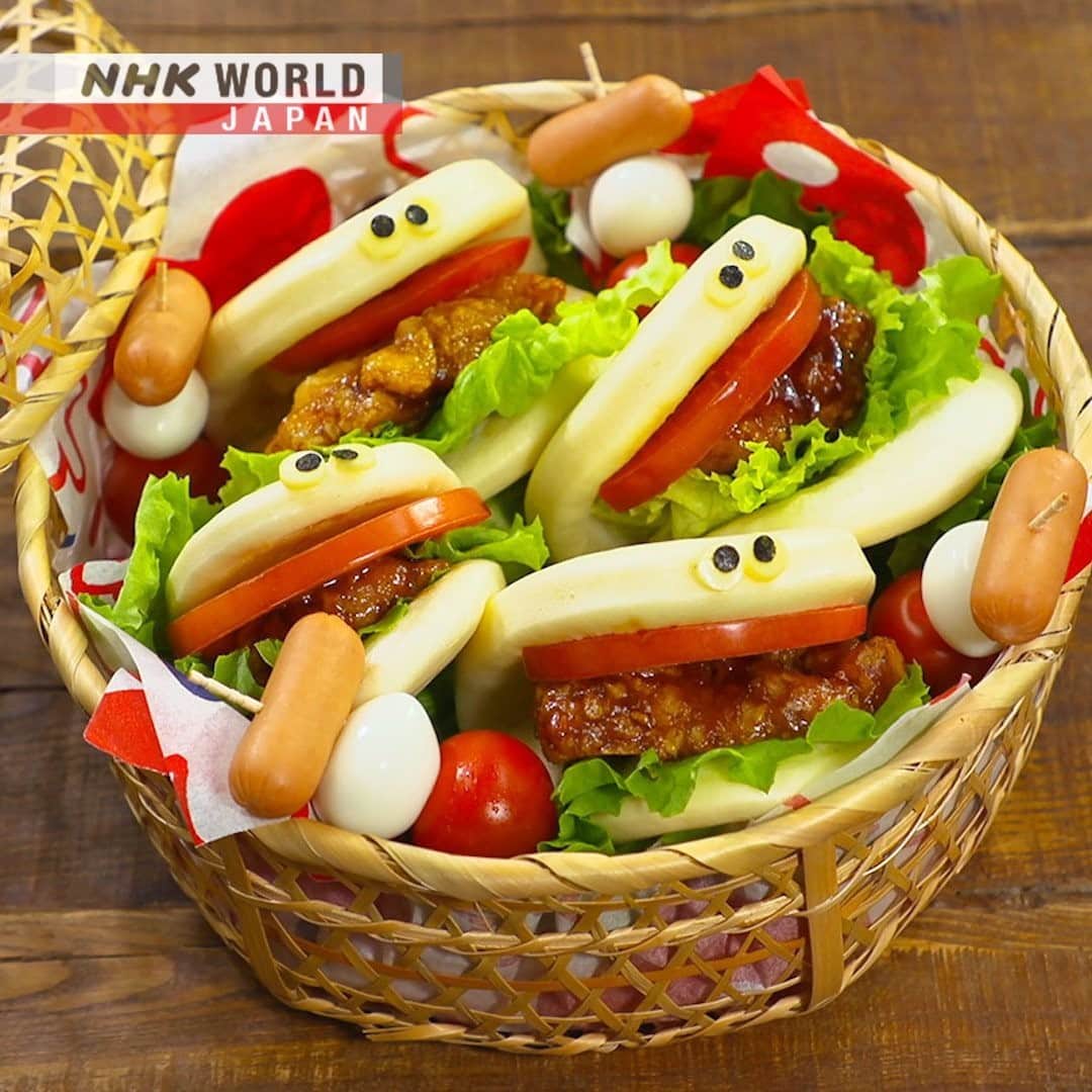 のインスタグラム：「😊Cute and delicious! Imagine opening your lunch box and seeing this smiling up at you? 😋 Do you have a favorite bento? 🍱 . 👉See our recipes｜Watch｜BENTO EXPO: Season 5-3 Rainbow Kakiage Bento & Sweet-and-Sour Chicken Buns Bento｜Free On Demand｜NHK WORLD-JAPAN website.👀 . 👉Tap the link in our bio for more on the latest from Japan. . . #sweetandsourchicken #chickenbun #kakiage #fritters #MarcMatsumoto #MakiOgawa #bento #easyrecipes #bentobox #lunchbox #bentolunch #japanesebento #bentolunchbox #japaneselunchbox #lunchboxideas #recipes #lunchideas #japaneserecipe #japanesefood #japanesecooking #🍱 #도시락레시피 #便當食譜 #gastronomíajaponesa #madeinjapan #cooljapan #japan #nhkworld #nhkworldjapan #nhk」