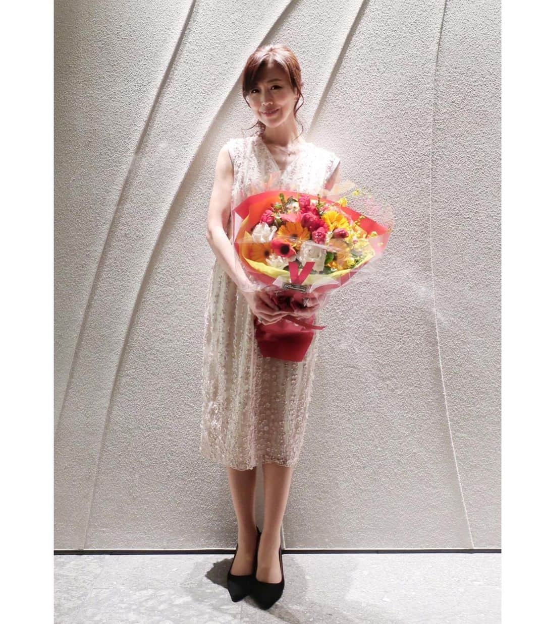ImotoEtsuyo さんのインスタグラム写真 - (ImotoEtsuyo Instagram)「#おはようございます  ・ ・ 昨日はたくさんの コメント嬉しかったです♡ ありがとうございました。 ・ ・ 昨日着ていたワンピースの 丈やデザインはこんな感じです。 ・ ・ @setaichiro_official の #2020 #aw のもの。  透明感のあるチュール素材に、 繊細な花柄をストライプ状に刺繍した、 ワンピース。  刺繍の柄の上に花モチーフや ビジューを、手でひとつひとつ丁寧に つけたワンピースです。 上品＆華やかなワンピースです。 ・ ・ #ootd  #fashion  #onepiece ➡︎ @setaichiro_official  #セタイチロウ #setaichiro  #bag ➡︎ @hermes #hermes  #dress #cordinate  #大人コーデ  #大人ファッション  #エレガント  #きれいめコーデ」1月27日 6時58分 - bisuhada