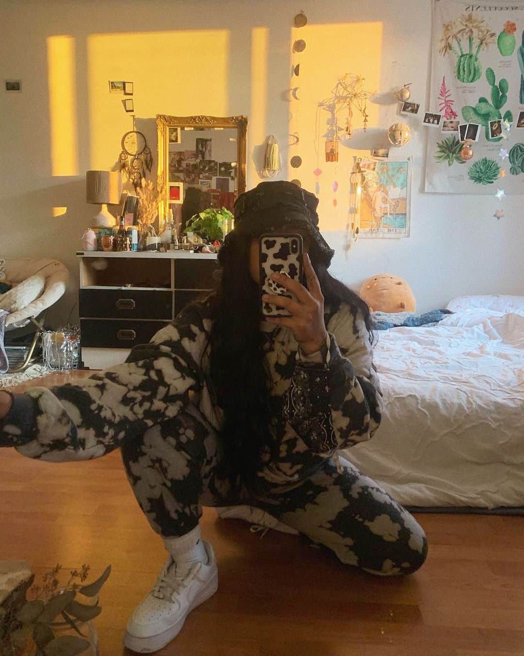 Urban Outfittersさんのインスタグラム写真 - (Urban OutfittersInstagram)「Trends that can stay with us into 2021: tie-dye, cow print, and cozy sweats. Tap to shop Urban Renewal. @brittanyj.martinez #UOonYou」1月27日 7時08分 - urbanoutfitters