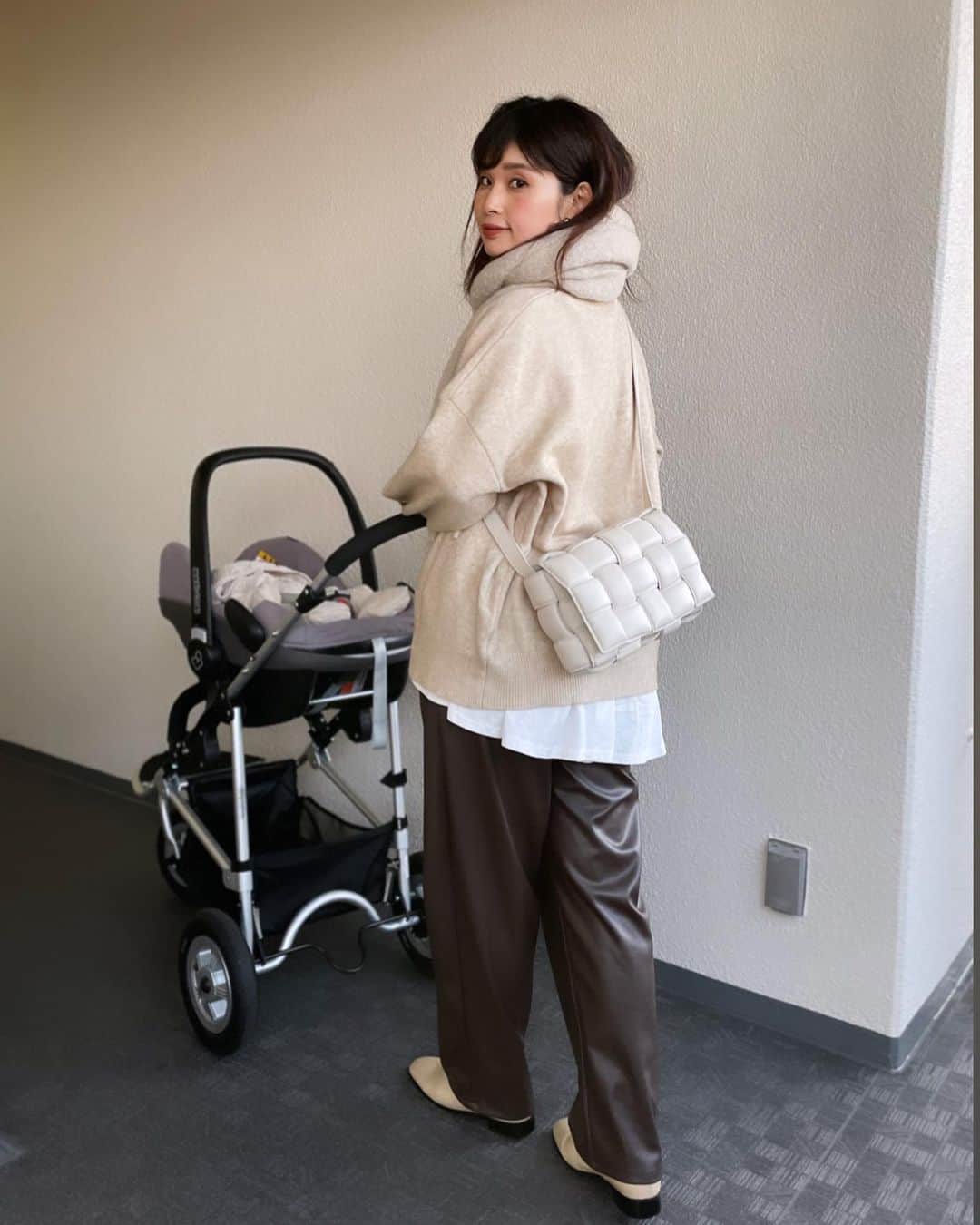 三佐和あやのインスタグラム：「#ootd ﻿ 産後ダイエットはじめて２週間 レザーパンツが いいかんじにダボついてきました〜☺️  体重はそんな減ってないんだけど〜 春物は1〜2サイズダウンで買えそう⤴︎⤴︎  前から愛用してる ダイエット用 着圧タイツも生地が丈夫だから 家の中では愛用中よ♪   @misawa_aya プロフィールURL欄にタイツ載せてます👢  #code  Knit ... @saisondepapillon  pants ... @reedit_official  boots ... @sappun_japan  accessory ... @milaowen_official  ﻿bag ... #bottegaveneta    #今日の服 #冬コーデ #きょコ #いつコ #シンプルコーデ #大人カジュアル #ママコーデ #バッグ #ママファッション #お洒落  # #fashion #大人コーデ  #アラサーコーデ #30代コーデ #産後ダイエット #ボッテガヴェネタ#ベビーカー #マキシコシ」
