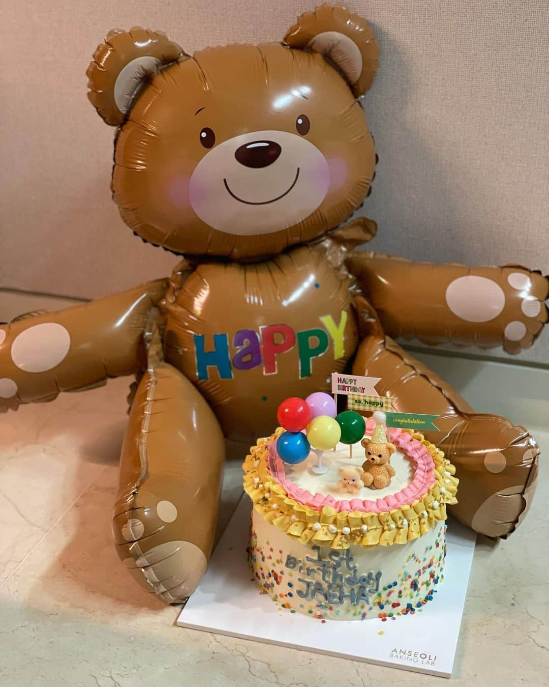 キム・ソンウンさんのインスタグラム写真 - (キム・ソンウンInstagram)「#재하곰🐻 2021.1.27 첫번째 생일🎂 생일이라고 5시 기상해주신 재하곰 1년동안 건강하게 자라줘서 고마워🤍 앞으로도 몸과 마음이 튼튼하고 건강한 어린이로 자라길  엄마가 기도할께🙏🏻 #yomi👶🏻 D+367  하필 맨날 놀다가 재하생일날 똭 촬영이라 아침7시에 집에서 나왔어요😭 엄마 나간다고 우는데 맘이 안좋았는데.. 문 닫자마자 울음소리 안들려서 신발 신다가 혼자 웃었네요😅 외할미랑 짼이모가 격하게 축하해주기로하고.. 엄만 맘편하게 일하고 올께😉」1月27日 7時07分 - ssung916