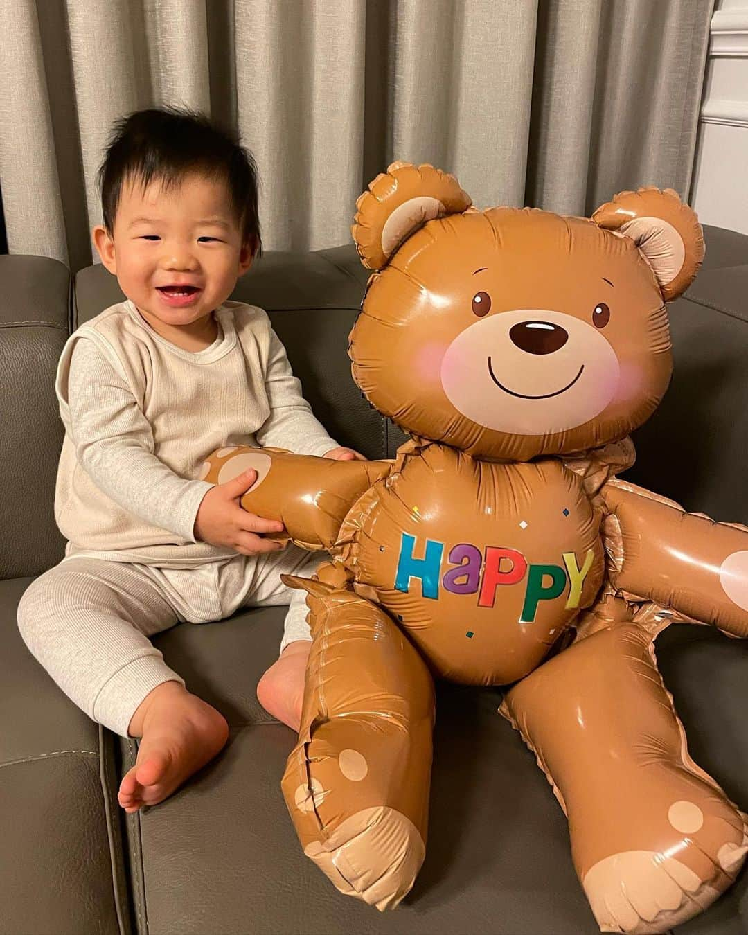 キム・ソンウンさんのインスタグラム写真 - (キム・ソンウンInstagram)「#재하곰🐻 2021.1.27 첫번째 생일🎂 생일이라고 5시 기상해주신 재하곰 1년동안 건강하게 자라줘서 고마워🤍 앞으로도 몸과 마음이 튼튼하고 건강한 어린이로 자라길  엄마가 기도할께🙏🏻 #yomi👶🏻 D+367  하필 맨날 놀다가 재하생일날 똭 촬영이라 아침7시에 집에서 나왔어요😭 엄마 나간다고 우는데 맘이 안좋았는데.. 문 닫자마자 울음소리 안들려서 신발 신다가 혼자 웃었네요😅 외할미랑 짼이모가 격하게 축하해주기로하고.. 엄만 맘편하게 일하고 올께😉」1月27日 7時07分 - ssung916