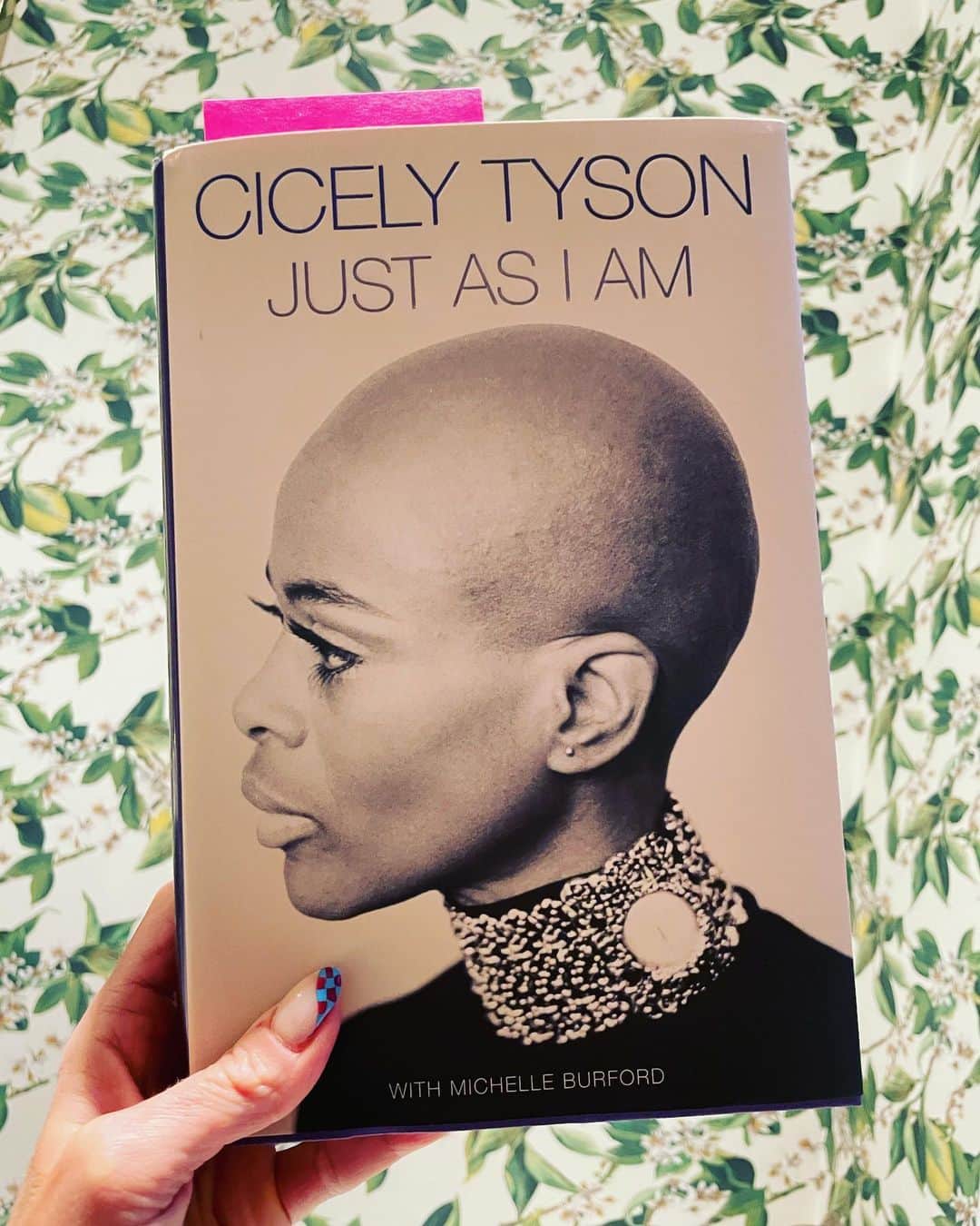 ケリー・リッパさんのインスタグラム写真 - (ケリー・リッパInstagram)「I cannot put this book down. Cicely Tyson’s Just As I Am is a life extraordinary, like the woman herself.」1月27日 7時16分 - kellyripa
