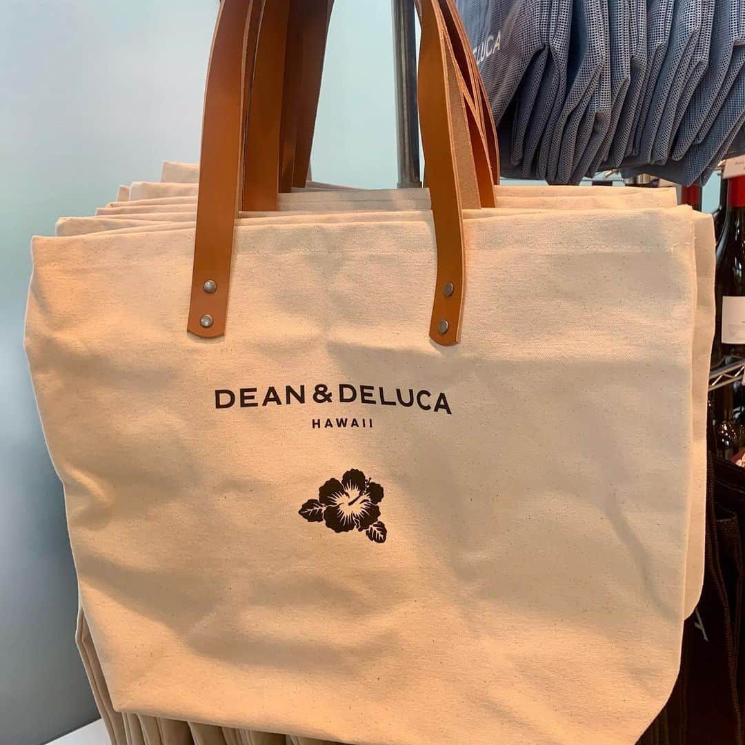 kawaiihawaiitourさんのインスタグラム写真 - (kawaiihawaiitourInstagram)「ハワイにあるDean ＆ DELUKA のハワイ限定トートバッグを紹介！Hawaii とバッグに書かれていて、とても可愛いんですよ！カワイイ・ハワイ ・ツアーでは、少しでも多く皆さんにハワイの気分を味わってもらえたら嬉しいです。当社では、お客様が行きたいところを自由に選んでもらって好きなようにツアーが回れます‼️ --------------------------------------------------------- ❤️Kawaii Hawai'i Tour / カワイイ・ハワイ・ツアー ❤️✨🌈プラン🌈✨ (ハワイ州政府公認会社 PUC 497-C) ✔︎日本人経営 日本人ガイド付きツアーなので安心️🏝✨😎👍🏽 ✔︎あなただけのオリジナルツアーが作れます ✔︎初ハワイ満喫コース、オススメスケジュールご用意しています‼︎ ✔︎ガイドブック派？それともローカル体験派？ ✔︎なんでもご相談下さい 💁🏽‍♂️💁🏽☀️🏝✨😎👍🏽 ✔︎お写真もたくさんお撮りします🤳 ------------------------------------------------------ お客様の笑顔が私達の笑顔をモットーにツアーをさせてもらっています🚙🚖🚘 --------------------------------------------------------  #ハワイ #hawaii #カワイイハワイハワイツアー #ショッピング #コロナ　#ファインダー越しの私の世界 #アラモアナショッピングセンター #ハワイ好き #アラモアナ #天国の海 #バッグ #ハワイ行きたい #ハワイツアー #オアフ島　#ホノルル #ハワイチャーターツアー  #ハワイ旅行 #ハワイ女子旅  #カイルア #ハレイワ 　#ショッピング #ハワイ好きな人と繋がりたい #ハワイコロナ　#インスタ映え　 #カフェ #ハワイ生活 #トートバッグ   #cafe　#エコバッグ #deananddeluca」1月27日 7時09分 - kawaiihawaiitour