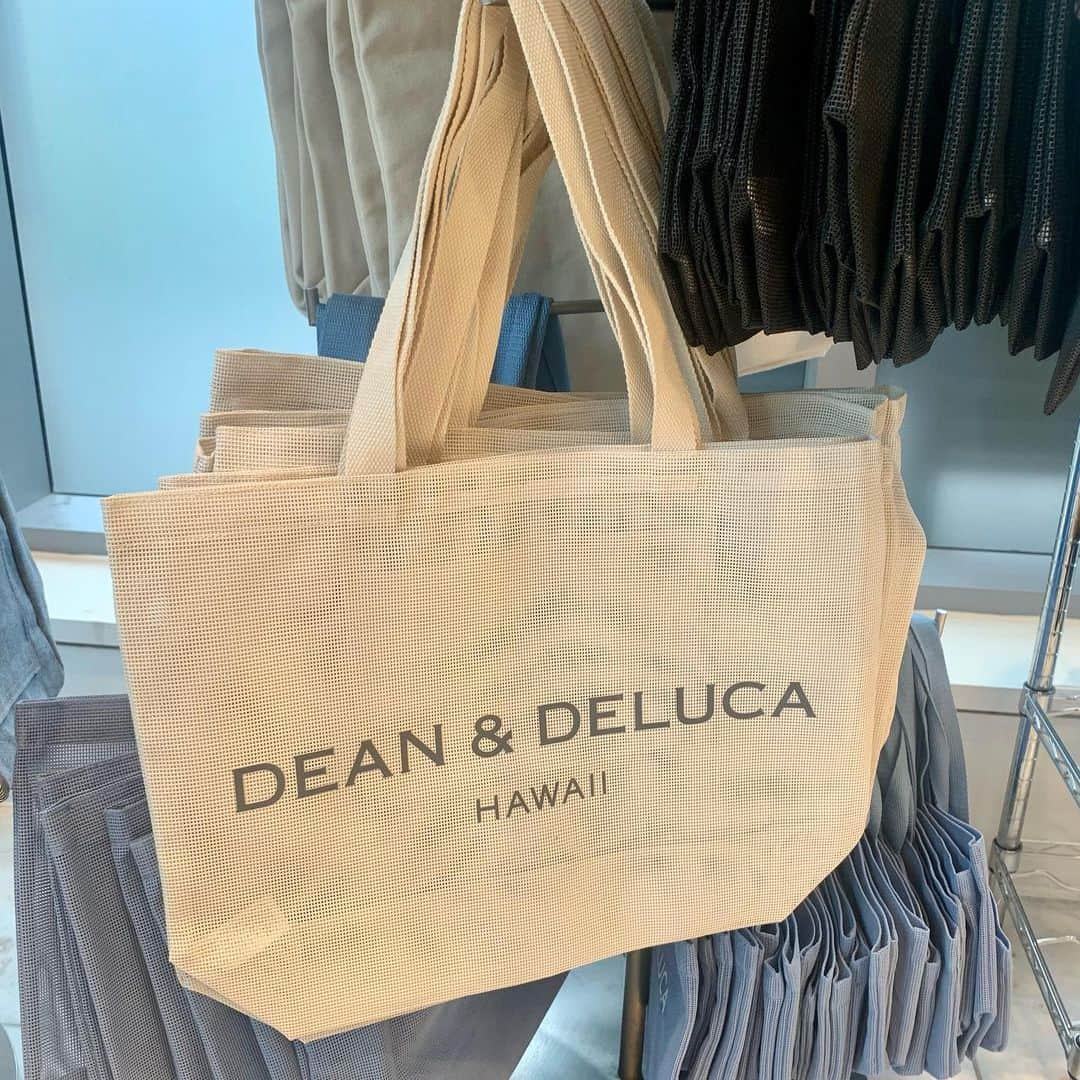 kawaiihawaiitourさんのインスタグラム写真 - (kawaiihawaiitourInstagram)「ハワイにあるDean ＆ DELUKA のハワイ限定トートバッグを紹介！Hawaii とバッグに書かれていて、とても可愛いんですよ！カワイイ・ハワイ ・ツアーでは、少しでも多く皆さんにハワイの気分を味わってもらえたら嬉しいです。当社では、お客様が行きたいところを自由に選んでもらって好きなようにツアーが回れます‼️ --------------------------------------------------------- ❤️Kawaii Hawai'i Tour / カワイイ・ハワイ・ツアー ❤️✨🌈プラン🌈✨ (ハワイ州政府公認会社 PUC 497-C) ✔︎日本人経営 日本人ガイド付きツアーなので安心️🏝✨😎👍🏽 ✔︎あなただけのオリジナルツアーが作れます ✔︎初ハワイ満喫コース、オススメスケジュールご用意しています‼︎ ✔︎ガイドブック派？それともローカル体験派？ ✔︎なんでもご相談下さい 💁🏽‍♂️💁🏽☀️🏝✨😎👍🏽 ✔︎お写真もたくさんお撮りします🤳 ------------------------------------------------------ お客様の笑顔が私達の笑顔をモットーにツアーをさせてもらっています🚙🚖🚘 --------------------------------------------------------  #ハワイ #hawaii #カワイイハワイハワイツアー #ショッピング #コロナ　#ファインダー越しの私の世界 #アラモアナショッピングセンター #ハワイ好き #アラモアナ #天国の海 #バッグ #ハワイ行きたい #ハワイツアー #オアフ島　#ホノルル #ハワイチャーターツアー  #ハワイ旅行 #ハワイ女子旅  #カイルア #ハレイワ 　#ショッピング #ハワイ好きな人と繋がりたい #ハワイコロナ　#インスタ映え　 #カフェ #ハワイ生活 #トートバッグ   #cafe　#エコバッグ #deananddeluca」1月27日 7時09分 - kawaiihawaiitour