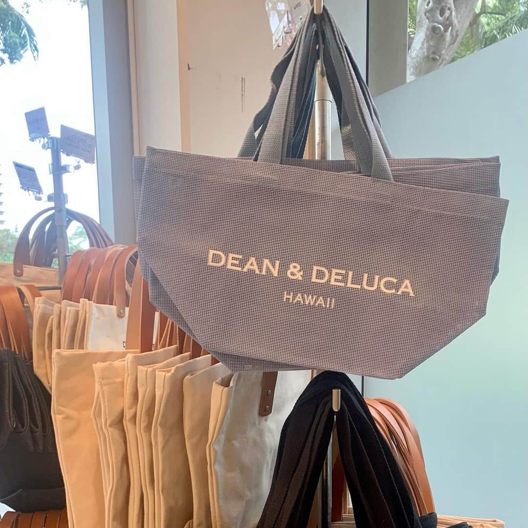 kawaiihawaiitourさんのインスタグラム写真 - (kawaiihawaiitourInstagram)「ハワイにあるDean ＆ DELUKA のハワイ限定トートバッグを紹介！Hawaii とバッグに書かれていて、とても可愛いんですよ！カワイイ・ハワイ ・ツアーでは、少しでも多く皆さんにハワイの気分を味わってもらえたら嬉しいです。当社では、お客様が行きたいところを自由に選んでもらって好きなようにツアーが回れます‼️ --------------------------------------------------------- ❤️Kawaii Hawai'i Tour / カワイイ・ハワイ・ツアー ❤️✨🌈プラン🌈✨ (ハワイ州政府公認会社 PUC 497-C) ✔︎日本人経営 日本人ガイド付きツアーなので安心️🏝✨😎👍🏽 ✔︎あなただけのオリジナルツアーが作れます ✔︎初ハワイ満喫コース、オススメスケジュールご用意しています‼︎ ✔︎ガイドブック派？それともローカル体験派？ ✔︎なんでもご相談下さい 💁🏽‍♂️💁🏽☀️🏝✨😎👍🏽 ✔︎お写真もたくさんお撮りします🤳 ------------------------------------------------------ お客様の笑顔が私達の笑顔をモットーにツアーをさせてもらっています🚙🚖🚘 --------------------------------------------------------  #ハワイ #hawaii #カワイイハワイハワイツアー #ショッピング #コロナ　#ファインダー越しの私の世界 #アラモアナショッピングセンター #ハワイ好き #アラモアナ #天国の海 #バッグ #ハワイ行きたい #ハワイツアー #オアフ島　#ホノルル #ハワイチャーターツアー  #ハワイ旅行 #ハワイ女子旅  #カイルア #ハレイワ 　#ショッピング #ハワイ好きな人と繋がりたい #ハワイコロナ　#インスタ映え　 #カフェ #ハワイ生活 #トートバッグ   #cafe　#エコバッグ #deananddeluca」1月27日 7時09分 - kawaiihawaiitour