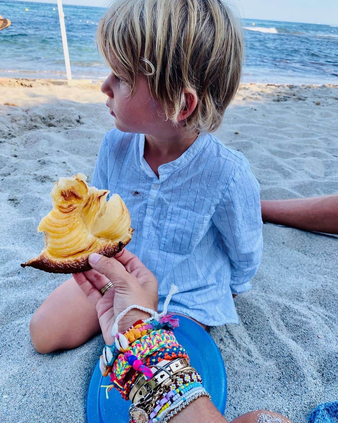 ダニジョーのインスタグラム：「Beach 🌊, apple pie 🥧 & #armparty time」