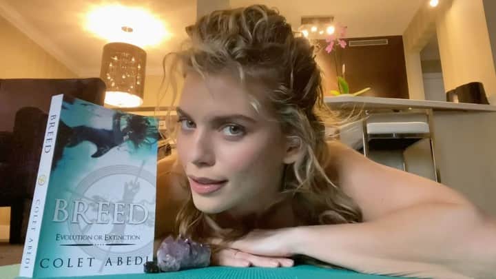 アナリン・マッコードのインスタグラム：「AVAILABLE TODAY!  #Breed @audible  (performed by me) by: @coletabedi ***link in bio***」