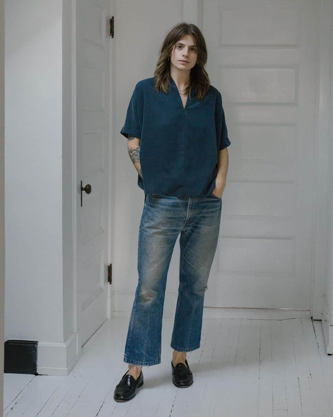 スティーブンアランのインスタグラム：「New In: The effortlessly elegant Vaughn Top. Right now, our focus has been to give you things that are comfortable and easy to wear. Things you feel your best in, but don’t require too much effort or though. Made in NYC from an absolutely buttery soft rayon, we intentionally draped the fabric and leaned into a deep V for an infinitely flattering look. Online and in-store now. #stevenalan」
