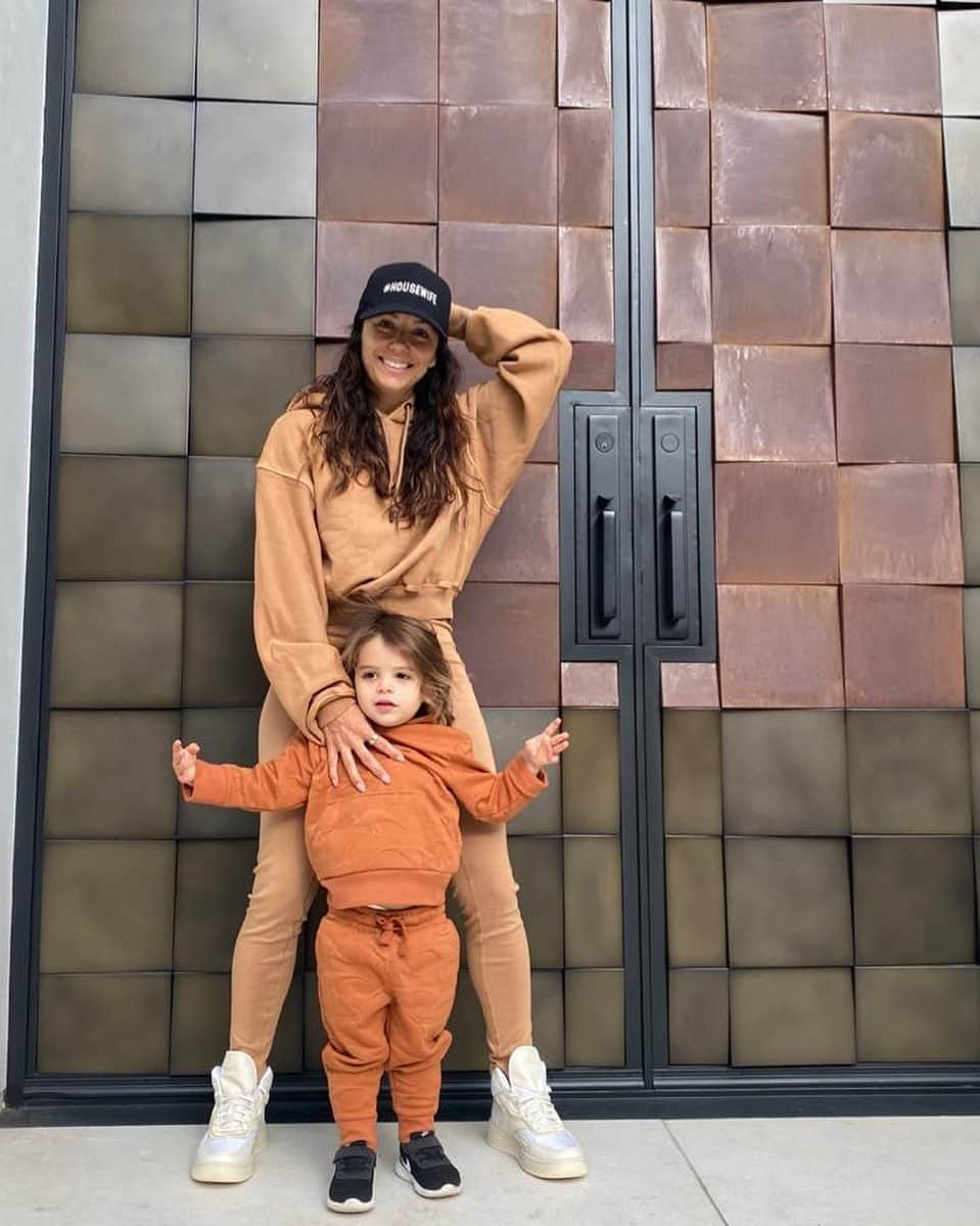 エヴァ・ロンゴリアさんのインスタグラム写真 - (エヴァ・ロンゴリアInstagram)「Cozy days with my little one!」1月27日 7時14分 - evalongoria