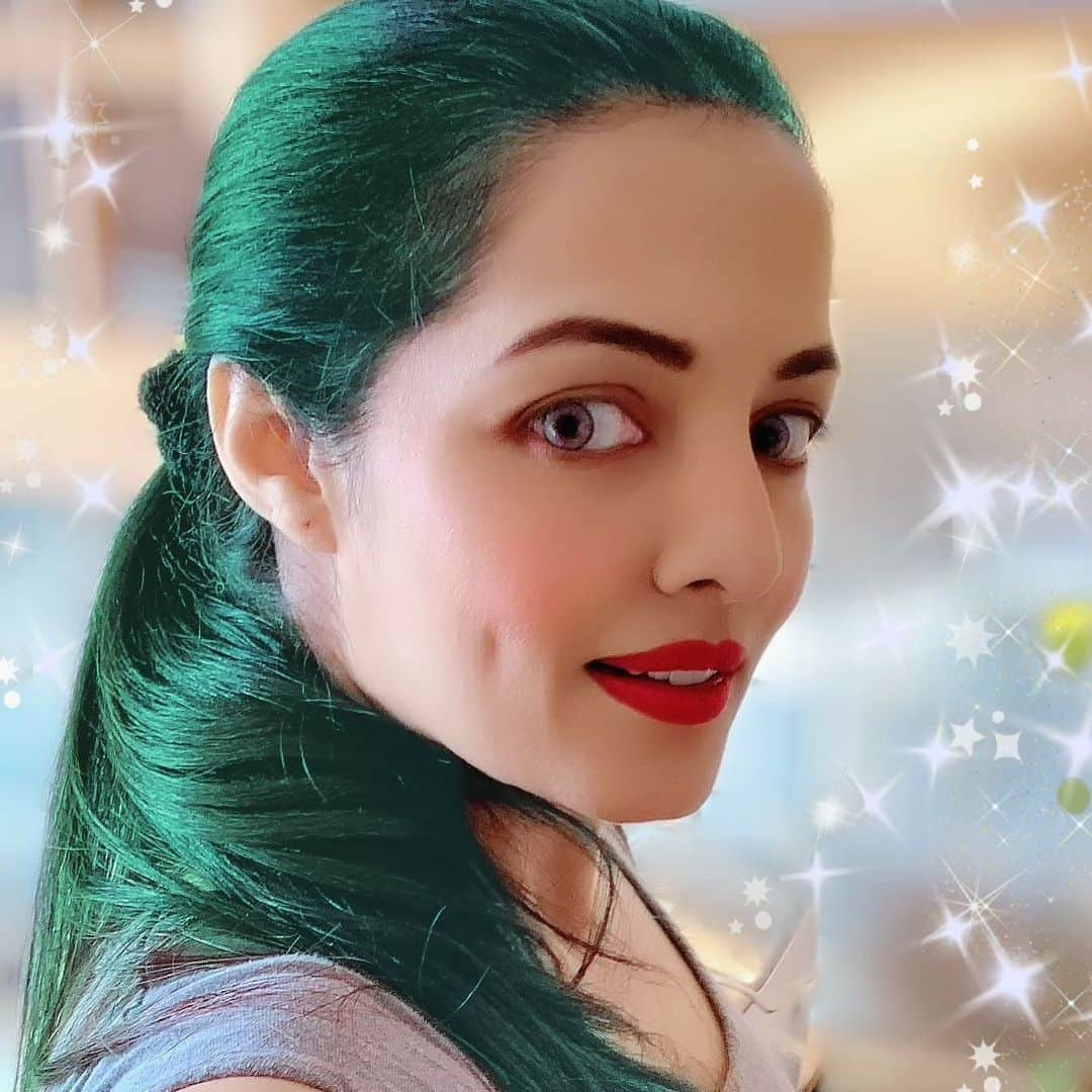 セリーナ・ジェイトリーさんのインスタグラム写真 - (セリーナ・ジェイトリーInstagram)「The future will either be green or not at all..... feeling super excited about our upcoming solar ventures at home in Austria...   #greenhair #greenrevolution #solarpower #celinajaitly #celinajaitley #celina #bollywood #austria #sustainable #greenenergy」1月27日 7時25分 - celinajaitlyofficial