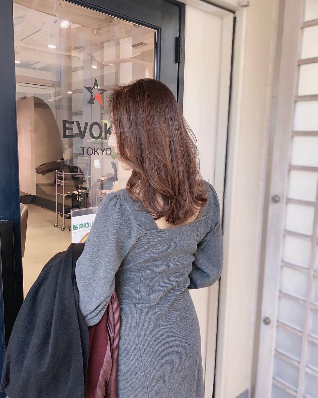 のインスタグラム：「⁑ 年明けに行った美容院✂︎ @matsuharu_evoke  この帰り道に撮った動画をこの前久しぶりにリールに載せたんだ、たくさんコメントありがとう！  髪色は明るくキープ、後ろは少しレイヤーが入ってます 次回は前髪ちょっと切ろうかな〜迷う〜  10年間ヘアスタイルをお任せしている松島くんを予約のお客様は「宮田綾子のインスタ見た」と伝えてね、初回10%offになります✨  根元をふんわりしたい、サラサラヘアにしたい、ショートやボブにしたい、白髪染めだけど明るく綺麗なカラーにしたいなどなど 何でも叶えてくれます！ 店内は全て消毒されていて、感染対策もばっちりです  #宮田綾子 #ヘアスタイル #ミディアムヘア #巻き髪 #ゆる巻き #松島スタイル #イヴォークトーキョー #evoketokyo #表参道美容室 #表参道美容院 #トリートメント #aujua #aujuaトリートメント #オージュア #オージュアトリートメント #白髪染め #白髪染めに見えない白髪染め #レイヤーカット #きれいめコーデ #ニットワンピース #ニットワンピ #zara #ザラジョ #後ろ姿」