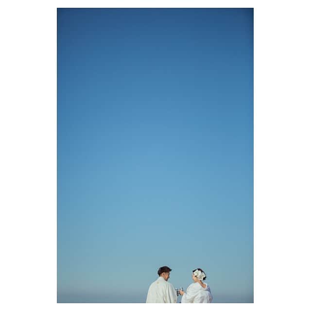 studioTVB梅田店さんのインスタグラム写真 - (studioTVB梅田店Instagram)「本日はマープルビーチをご紹介☺︎ . . . 今の時期は少し寒いですが、冬の海は静けさと深い青に包まれ、どこか温かささえも感じます。 . お二人のお気に入りのロケーションと衣装で、素敵な写真を残しましょう！！！ . . .  photographer：内田　景 @kei.uchida_tvb  ・ ・ ┄┄┄┄┄┄┄┄┄┄┄┄┄┄ ・ ﻿@studiotvb_umeda @decollte_weddingphoto @d_weddingphoto_jp ・ ┄┄┄┄┄┄┄┄┄┄┄┄┄┄ ・ ﻿ #撮る結婚式 ・ ┄┄┄┄┄┄┄┄┄┄┄┄┄┄ ・ ﻿ #ウェディングフォト #前撮り #和装前撮り #洋装前撮り #ウェディングドレス #2020秋婚 #2021春婚 #2020冬婚#フォトウェディング #studiotvb #大阪前撮り #大阪花嫁 #婚礼写真 #結婚写真 #全国のプレ花嫁さんと繋がりたい #日本中のプレ花嫁さんと繋がりたい #プレ花嫁 #marry花嫁 #ウェディングへア #結婚式ヘアアレンジ #結婚指輪 #結婚式 #チェリフォト #ロケーションフォト #ロケーションフォトウェディング」1月27日 7時33分 - studiotvb_umeda