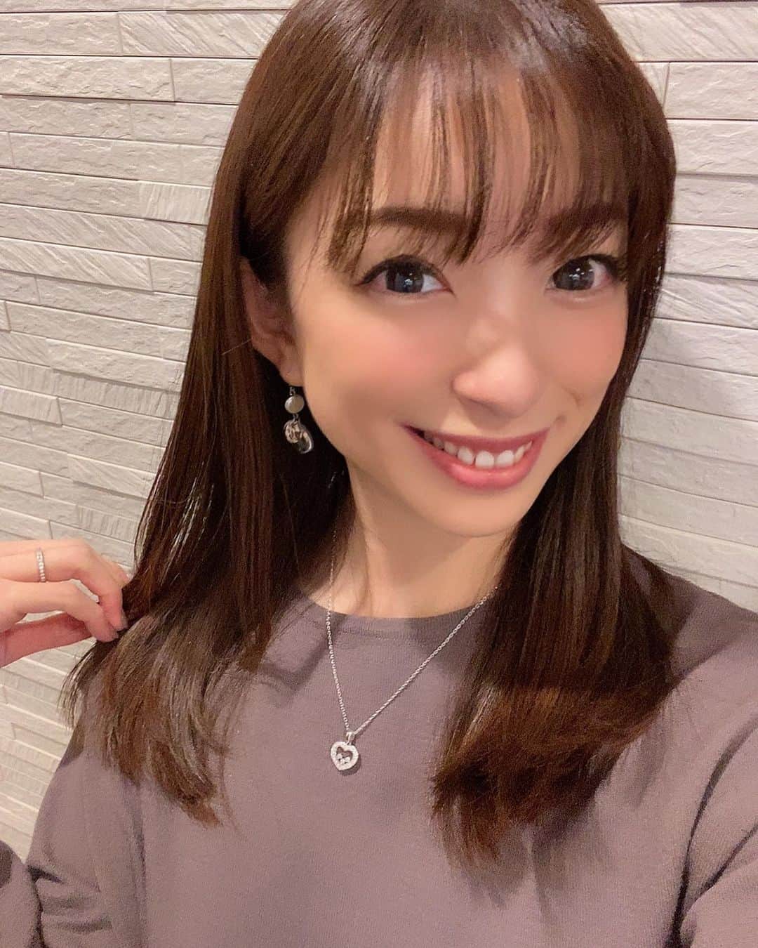 RIKAのインスタグラム：「. おはようございます☀ 最近髪を綺麗にすることに力を入れてます☺️✨ . 髪が綺麗だとテンションもあがる💖 . 夏に思いっきり遊ぶために冬はメンテナンス💆‍♀️ 頑張ります♡ . . . #髪 #ヘア #ツヤ髪 #キューティクル #サブリミック #サブリミックトリートメント」