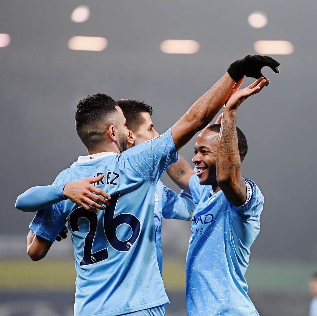 ラヒーム・スターリングのインスタグラム：「One goal, one assist, clean sheet and top spot now. Perfect night out ✨」