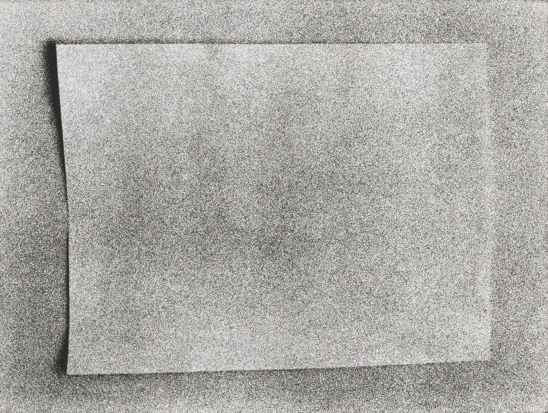 ニューヨーク近代美術館のインスタグラム：「The gradual crumpling of a blank piece of paper is the subject of #LilianaPorter's series of 10 photo-etchings, aptly titled "Wrinkle."  The artist reflected on the simple, banal gesture for our online audio guide: "It was interesting to realize that it's impossible to do something that has no meaning," she said.   "For instance, I would do a little shadow of a corner of a paper. It becomes right away poetic, right away sad. It gets filled with meaning, no matter what you do to try to avoid it. I am interested that through this very simple situation, you can open up reflections about the concept of time, the concept of representation, and ideas of life and death."  Explore the series in the #MoMACollection gallery Touching the Void, and hear more of Porter's thoughts on the series at the link in our bio. — [Liliana Porter. "Wrinkle." 1968. Portfolio of ten photogravures]」