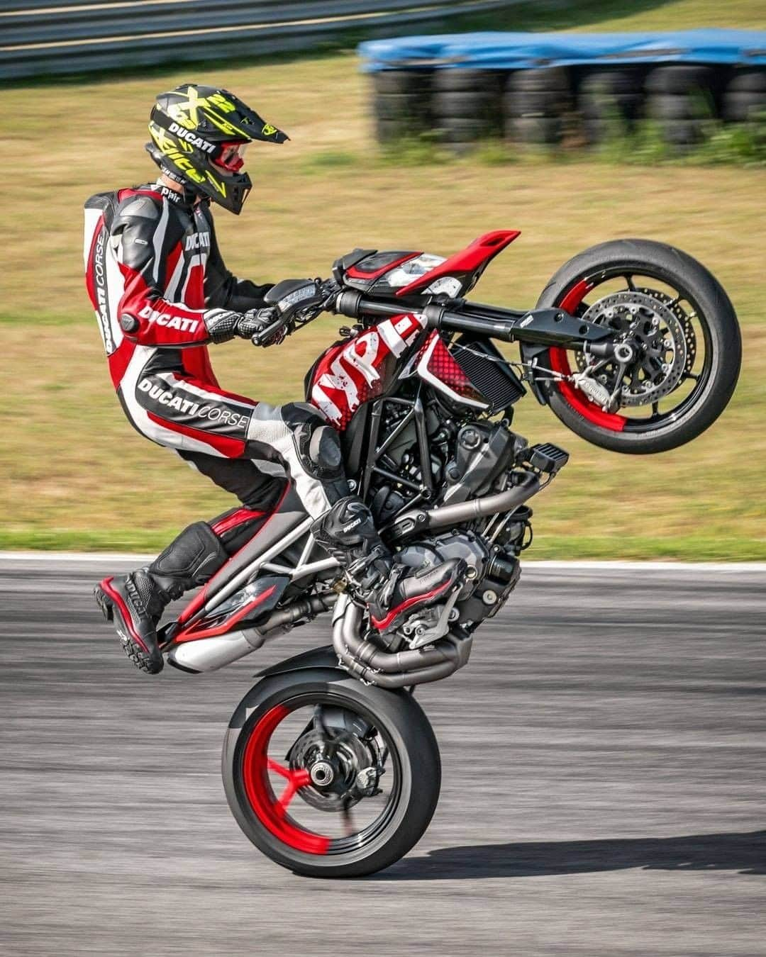 Ducati Japanさんのインスタグラム写真 - (Ducati JapanInstagram)「#WheelieWednesday with ハイパーモタード 950 RVE  ハイパーモタードの詳細はプロフィール( @ducatijapan )のリンクよりドゥカティ ジャパンのサイトをご覧ください。  #ドゥカティいいじゃん #ハイパーモタード #GameOn  #バイク #バイクのある生活 #バイクのある風景 #motorcycle #bike #ツーリング」1月27日 8時00分 - ducatijapan