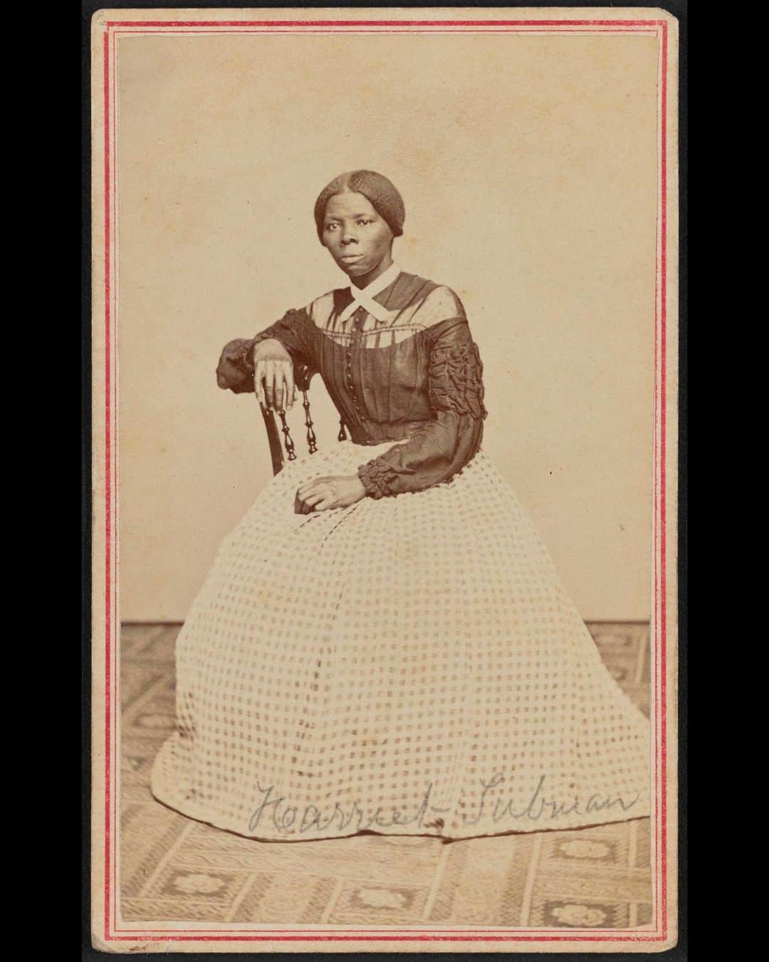 スミソニアン博物館さんのインスタグラム写真 - (スミソニアン博物館Instagram)「When we see iconic portraits of Harriet Tubman, she's often much older. This photo allows us to see Harriet Tubman in a new way—in her mid-40s, not long after the end of the Civil War.  In addition to her work as a “conductor” on the Underground Railroad, Tubman served as a spy, cook, scout and nurse in the Union Army during the Civil War. In 1863, she led 150 Black Union soldiers in the Combahee Ferry Raid, rescuing more than 700 enslaved people. This made her the first woman to lead a major military operation in the U.S., and earned her the nickname “General Tubman.”   It took 34 years after Tubman's first application for her to receive a pension for her wartime service. In 1899, Congress passed a bill to compensate her but instead of the $25 per month that other Civil War soldiers earned, she received a lower monthly amount: $20.   Our @nmaahc jointly acquired this previously unknown photo with @librarycongress. #BecauseOfHerStory #HiddenHerstory #APeoplesJourney」1月27日 7時52分 - smithsonian