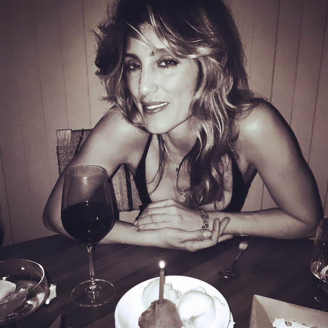 ジェニファー・エスポジートのインスタグラム：「Nope, it’s not my actual birthday. However, I’m claiming a rebirth as of right now. If you didn’t take this year and allow it to shake you to your core than you missed the opportunity.  Not to mention we have missed a year of our lives but how blessed to even still have one. You are between feeling jilted and then feeling so self centered as so many are suffering immensely .  The absolute imbalance of emotions, justice, power, and basic human needs was on full display this year. It’s like the world threw up on itself and you saw all the junk it’s been eating for centuries.  I for one am claiming to be reborn going forward. There is so much uncertainty, change, fear and yet unless we truly SEE how we got here, examine it, deal with it, then jump in and move towards better, than we may never move forward at all.  Moving forward is hard. Especially with all the conditioning from the world and toxic people showing up as friends in our lives. Time to clean house, figuratively, spiritually and literally. Get rid of those who don’t show up for you. It’s time. You always knew who they were, you know that.  Get rid of the old patterns that break you down. Get rid of the fear of going after what truly brings you joy. It’s time. If not now, after this long “winter”, then when?  So yes, I guess, Happy Bday.  You?  Peace」