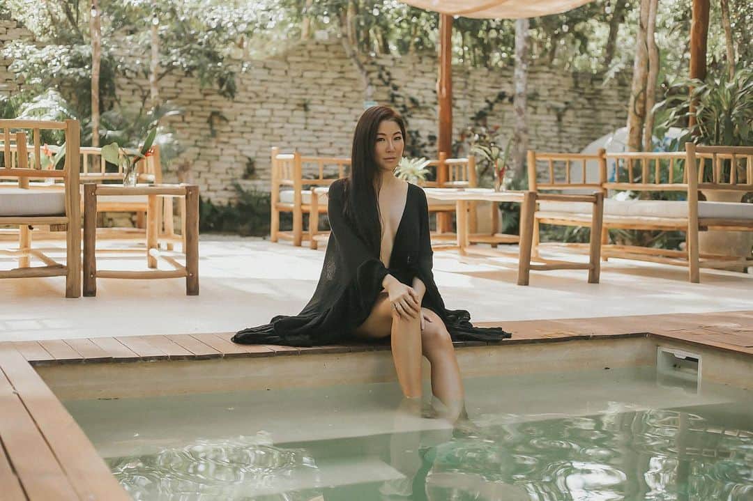 GODDESS OF LOVEのインスタグラム：「I really want to be of service and to help others, but my current life flow has been mostly about receiving. There’s also so much growing in receiving. Can you be totally loved, worthy, and abundant without feelings of guilt, shame, or resentment? Can you receive without feeling the need to give? Is that even humanly possible? Of course, I have given up everything for this Goddess lifestyle because when you truly let it ALL go, it’s the BIGGEST gift you can give to the world. It’s called Freedom. When you do the inner work, you are truly doing it for the entire Universe. A lot of people want to know what their life’s purpose is and for those who are on a deeper spiritual path, their purpose is to raise the vibration of the world; to shift to new levels of consciousness, to purify this energy that we live in today. Your reality is only as real as you want it to be. The secret to anything is to become it. Become the healer, become love, become energy, become sex, become creation. One. 🙏🏼」