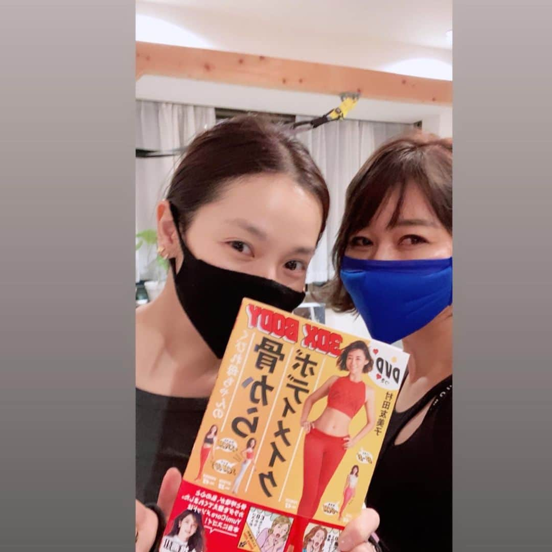 村田友美子さんのインスタグラム写真 - (村田友美子Instagram)「昨年の2月。  知り合いのスタイリストの方から"アンちゃんがユミコアに興味があるみたい。。"とのLINEが。  えー‼️‼️‼️本当⁉️まじー  まさになりたいカラダNO.1であろう、、 間違いなくみんなの憧れ、、、 "美body代表"の中村アンちゃん♥️ 実はこの仕事をはじめた頃から アンちゃんのトレーナーになりたいな。と密かに夢をみていた私。  嬉しい😭😭😭 と同時に、、、 私につとまるだろうか、、 いや、絶対に頑張って変えてみせる‼️ と心に誓った1年前のあの日を今も鮮明に覚えています。  アンちゃんといえば、筋トレのイメージがありますよね？ かなりハードめなイメージ。。。  私もそのイメージありましたが、 昨年の2月はハードなトレーニングは全くしていなくて、 ガチガチな感じはなかったのですが、姿勢＝骨はあまり整っていませんでした。(失礼ですみません)  これは‼️チャンス‼️ 待ってました♥️私の出番👍  ということでとにかく、 まずは骨の説明をとことんしました。 肩の骨こんな前にあったらだめなんだよ、、、 股関節をちゃんとはめようね、、 仙骨意識！！とか、、、、  筋肉をベースで考えるのではなく 骨をベースに感じてもらえるようにひたすら骸骨模型で解説‼️  今だから笑って話せるけど 最初は骨？？？と❓の連続だったらしい。  だけど、少しずつカラダに変化を感じてくれたのか、、アンちゃんは日々外側をほぐし毎日姿勢と骨を意識してくれるようになりました。 そして、携帯の待受画面を骨にしているんだよ😊と笑ってみせてくれるほど興味をもってくれました。 私もその時からアンちゃんと一緒の骨待受画面です♥️7枚目画像  骨の意識やインナーマッスルの使い方は本当に難しく集中力とかなりの時間が必要なんです🥺(ユミコアやってる人はわかると思います)  アンちゃんはセンスが良く脳とカラダをつなぐのが抜群に早くて、さらに、、物凄いコツコツ型努力家だから日に日に骨が動き、どんどん縦に伸び骨格は見違えるように良くなっています。  2月で1年がたちます。 こんなに素敵な女優さんに信頼して通って頂き、 2月2日発売の『くびれ母ちゃんの骨からボディメイク - 3DX BODY』の帯に素敵なメッセージまで頂くことができ、私自身、トレーナーとして頑張ってきて良かったなと心の底から幸せです。  そして、何より嬉しかったのは、 "かなりハードな撮影があったのだけど仙骨と股関節意識で腰が痛くならずにに乗り切れた！"と言ってもらえたこと。カラダの使い方が変わった証だから感動しかない。  この1年間のアンちゃんの努力と継続が心とカラダを整えてくれました。 継続は簡単なことじゃないですよね？まず時間をつくることから始まるけど、そこに言い訳をしちゃうのか頑張ってつくるのか、、、。 カラダもそうだけど仕事とかなんでも、、継続ができる人は必ず結果がついてくることを改めてアンちゃんから学ばせて頂きました。  今後も細胞と骨格レベルの美しさを追求し、さらなる完璧bodyを目指します🔥 "yumicoreメソッドは本当にすごい‼️"のアンちゃんからのメッセージを胸に✨  #中村アンちゃん #出会い #美bodyの神様は #コツコツ #努力 #姿勢改善 #巻き肩 #猫背 #股関節 #背骨 #一年で骨を変えました #アンちゃんは華奢で立体曲線body #お尻の高さとぷりんぷりん感がすごい #骨から変えるボディメイク #yumicorebody #ユミコアオンライン @yumicorebodyofficial  @onlineyumicore」1月27日 7時56分 - yumicorebody