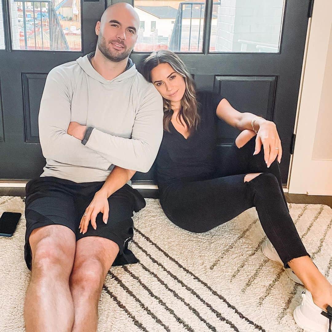 ジャナ・クレイマーのインスタグラム：「📸 by Jolie.Swipe right to see Mike do his best impression of me at a photo shoot. 😂😂😂」