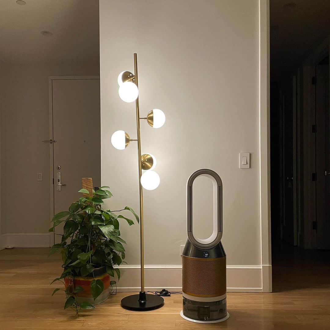 大塚良子のインスタグラム：「Night formation. 本格的に花粉の季節になる前に欲しかった  @dyson 加湿空気清浄機 機能性はもちろんなんだけど手入れが簡単なの嬉しい . #アレルギー持ちなので期待値高め」