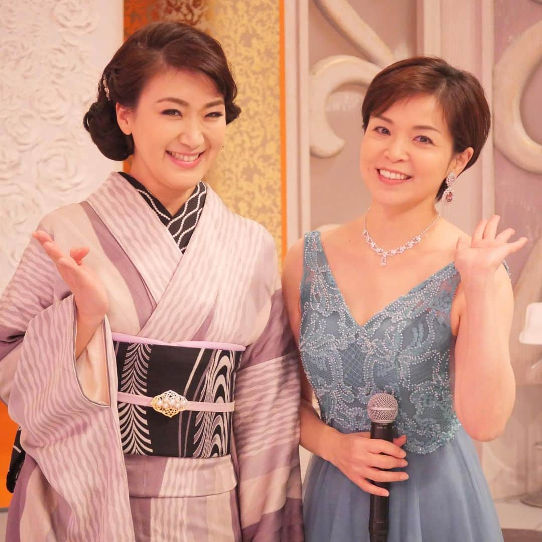 石原詢子さんのインスタグラム写真 - (石原詢子Instagram)「ＢＳ朝日『人生、歌がある』 市川由紀乃さんと。 本当に穏やかでお会いすると心がホッコリします。 新調したドレスです！  #bs朝日 #人生歌がある #市川由紀乃 さん  #新調した #ドレス #着物 も #着たよ #石原詢子 #2月6日 #放送予定 #ぜひご覧ください ね #今日も #素敵な1日を #お過ごし下さい ね！」1月27日 8時18分 - junko_ishihara.official