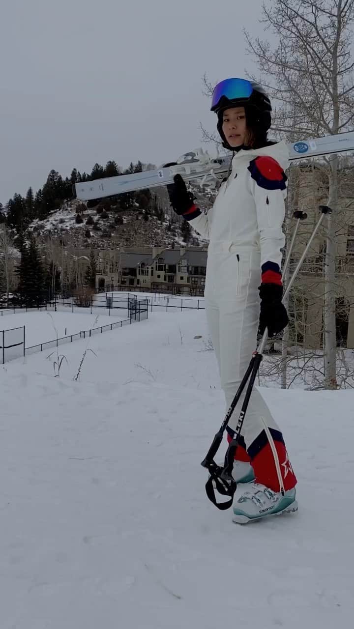 ジェイミー・チャンのインスタグラム：「🥶🎿 17 degrees  @perfectmomentsports one piece from @shopbop #latergram」
