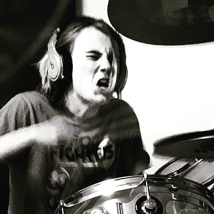エディ・マクリントックさんのインスタグラム写真 - (エディ・マクリントックInstagram)「Watching my bro, @jonasurfs, kill it on the drum kit. This kid attacks!  #drums #drummer」1月27日 8時14分 - eddiemcclintock