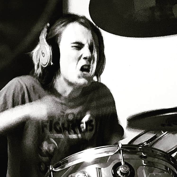 エディ・マクリントックのインスタグラム：「Watching my bro, @jonasurfs, kill it on the drum kit. This kid attacks!  #drums #drummer」