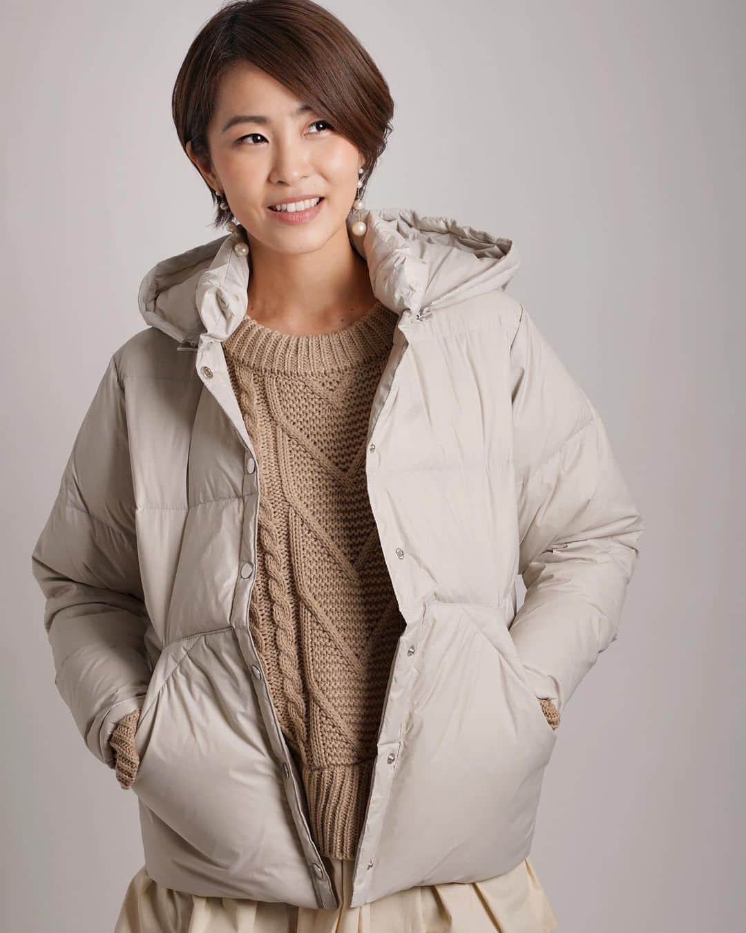 のインスタグラム：「おはよー  いい具合に筋肉痛きたー😆 久しぶりのこの感覚！  こういう明るい色の ショートダウンほしいなぁ。  @loverslane45 @trans_parent.photo  #loverslane45 #モデル #アパレル #アラフォーファッション #レイヤードニット #ダウン #アラフォーコーデ #大人カジュアル #坂元シゴト」