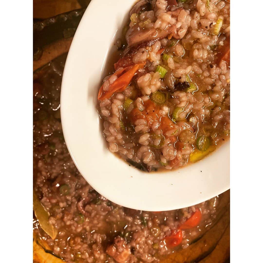 journaleatripのインスタグラム：「smokey chili  〆は蛸ごはん。 赤ワインで煮た飲み過ぎ蛸をトマトとオアハカの燻製にした唐辛子で煮込む。柔らかくなった唐辛子は後で刻んで頂く。欠かせない必須の味。 薄暗い今朝も水分を足し 枯れない泉のように元の量に戻った土鍋からふぅふぅして頂く。」