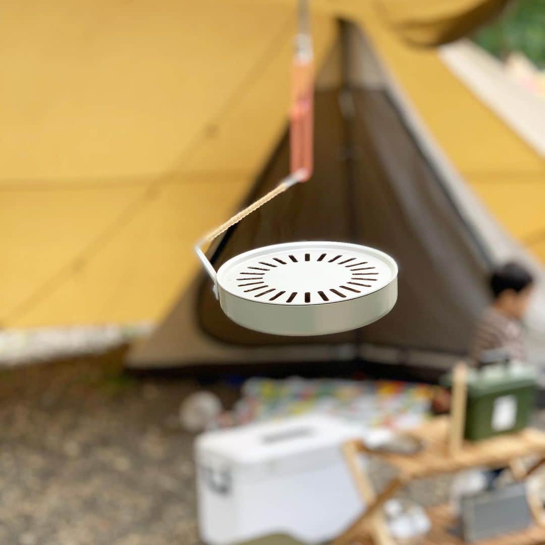 ecomfort（エコンフォート）さんのインスタグラム写真 - (ecomfort（エコンフォート）Instagram)「﻿ 【春キャンプ準備に】﻿ なかなか遠出がしにくい今日この頃。﻿ でも少し暖かくなったらキャンプやピクニックに行きたいですよね。﻿ ﻿ 昨年アウトドア、キャンプの人気に火が付き、あっという間に完売になってしまったSTYLE JAPANの「香遣（かやり）」。﻿ デザイン性があって、軽くて、落としても割れなくて、吊るせて・・・とアウトドアには持って来いの商品です。﻿ ﻿ 「香遣」は昔ながらの町工場の昌栄工業さんと籐巻き職人のおみねらたんさんに丁寧にひとつずつ作って頂いている商品、そのため、大量生産をすることが出来ません。﻿ 気になる方はぜひお早目にチェックしてみてくださいね！﻿ ﻿ ■STYLE JAPAN/スタイルジャパン　香遣/かやり﻿ ￥6,600（税込み）﻿ 品番：KZ111201﻿ JAN：4580107136223﻿ ﻿ 商品担当：小林(#yukimita )﻿ ﻿ プロフィールリンクから詳細情報をご覧頂けます。﻿ ご購入もこちらから→@ecomfort_eoct」1月27日 8時21分 - ecomfort_eoct