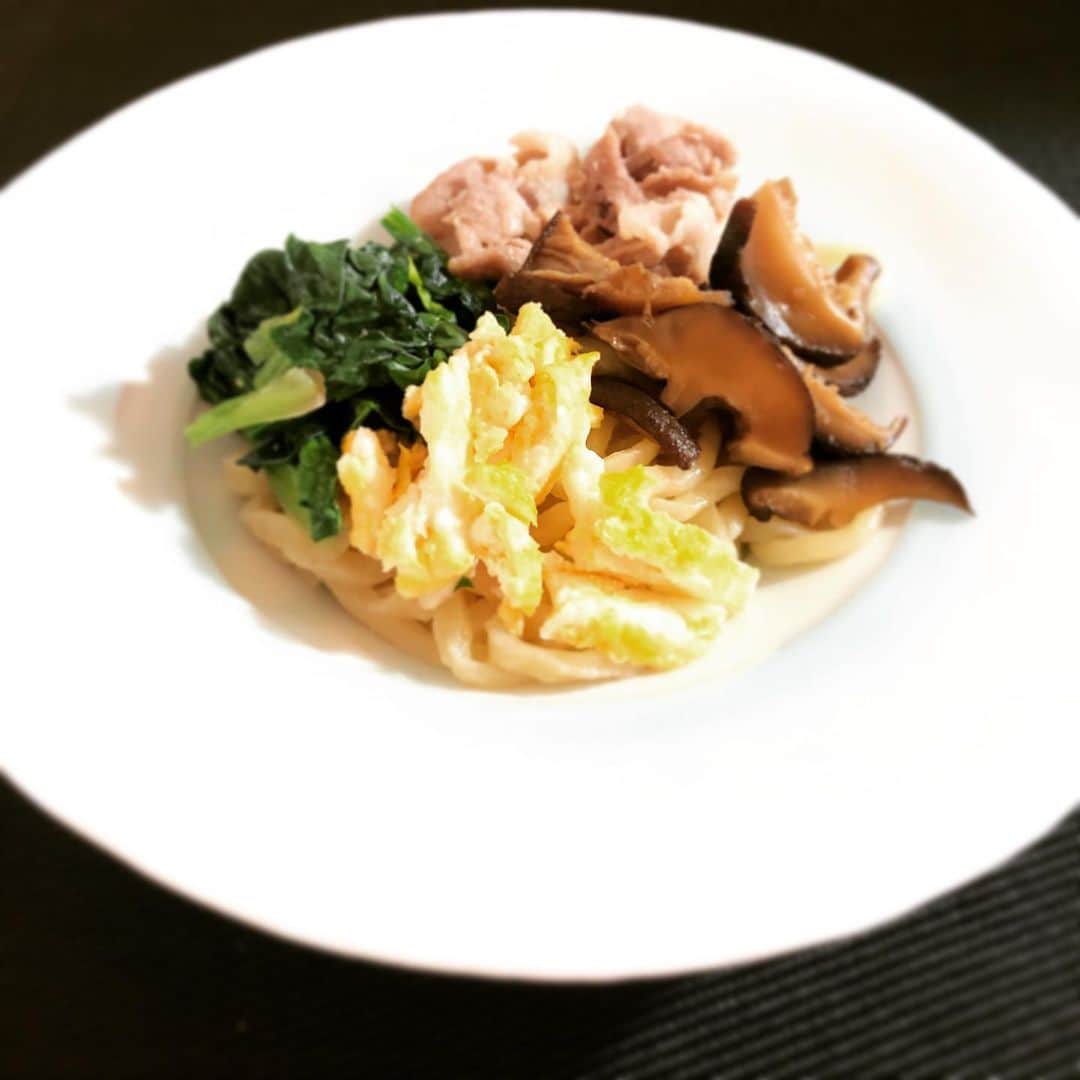 のインスタグラム：「季節ハズレの冷やし中華 朝から食べたくなって作ってみた😋  #littlehappiness #littleappreciationpost #littlethankyou #丁寧な暮らし #breakfast #coldnudles #冷やし中華 #うちかふぇ #麺作り」