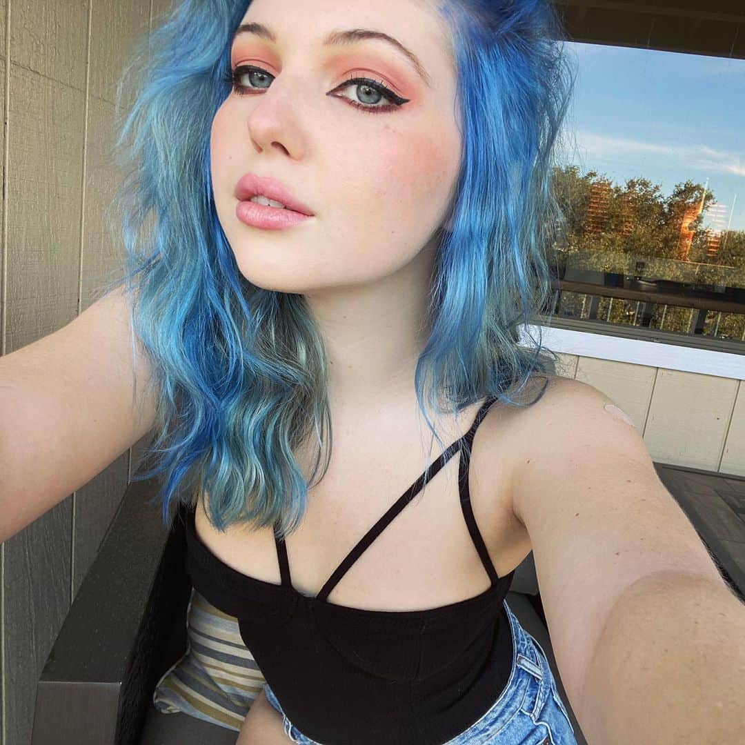 サミー・ハンラティのインスタグラム：「Happy Tuesday everyone! I hope you’re having a beautiful day💙」