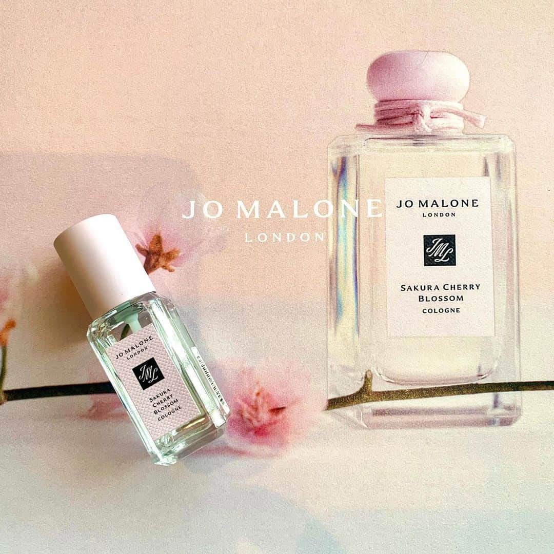 eclat.magazineさんのインスタグラム写真 - (eclat.magazineInstagram)「春の訪れが待ち遠しい今。今年もジョー マローン ロンドンから「サクラ チェリー ブロッサム」が登場（2/19全国発売、12日一部先行発売）。サクラといってももちろんそのままの香りではなく、ローズやベルガモットも加わることで、優しさや華やかさ、きらめくような明るさがあります。 今年はこのコロンはじめ5種類の人気の香り（各9mLボトル）がセットになった「スペシャルエディション サクラ コロン コレクション」も！ 好みの香りを探したり、それぞれ少しずつ試すのにもいいけれど、「コンバイニング（香りを重ねづけ）」して、新たな奥行きのある香りに変化させて楽しむのにもオススメ。ちなみに私は「サクラ チェリー ブロッサム」と「ウッド セージ & シー ソルト」のコンバイニングが好きです。ミネラル感やウッディさが加わることで、どことなく「桜餅」のようなニュアンスが！イメージは鬼滅の刃の恋柱、甘露寺蜜璃さんが大人になったイメージです（個人の感想です。編集長O）。 🌸 サクラ コロン コレクション　コロン5種各9mL ¥14,000+税 サクラ チェリー ブロッサム コロン　30mL ¥8,400+税、100mL ¥16,800+税 ※2枚目の写真のコロンは、セットに入っている9mLのものです 🌸 #SakuraCherryBlossom #ジョーマローンロンドン #ジョーマローンロンドン桜　#エクラ#雑誌エクラ#フレグランス」1月27日 8時29分 - eclat.magazine